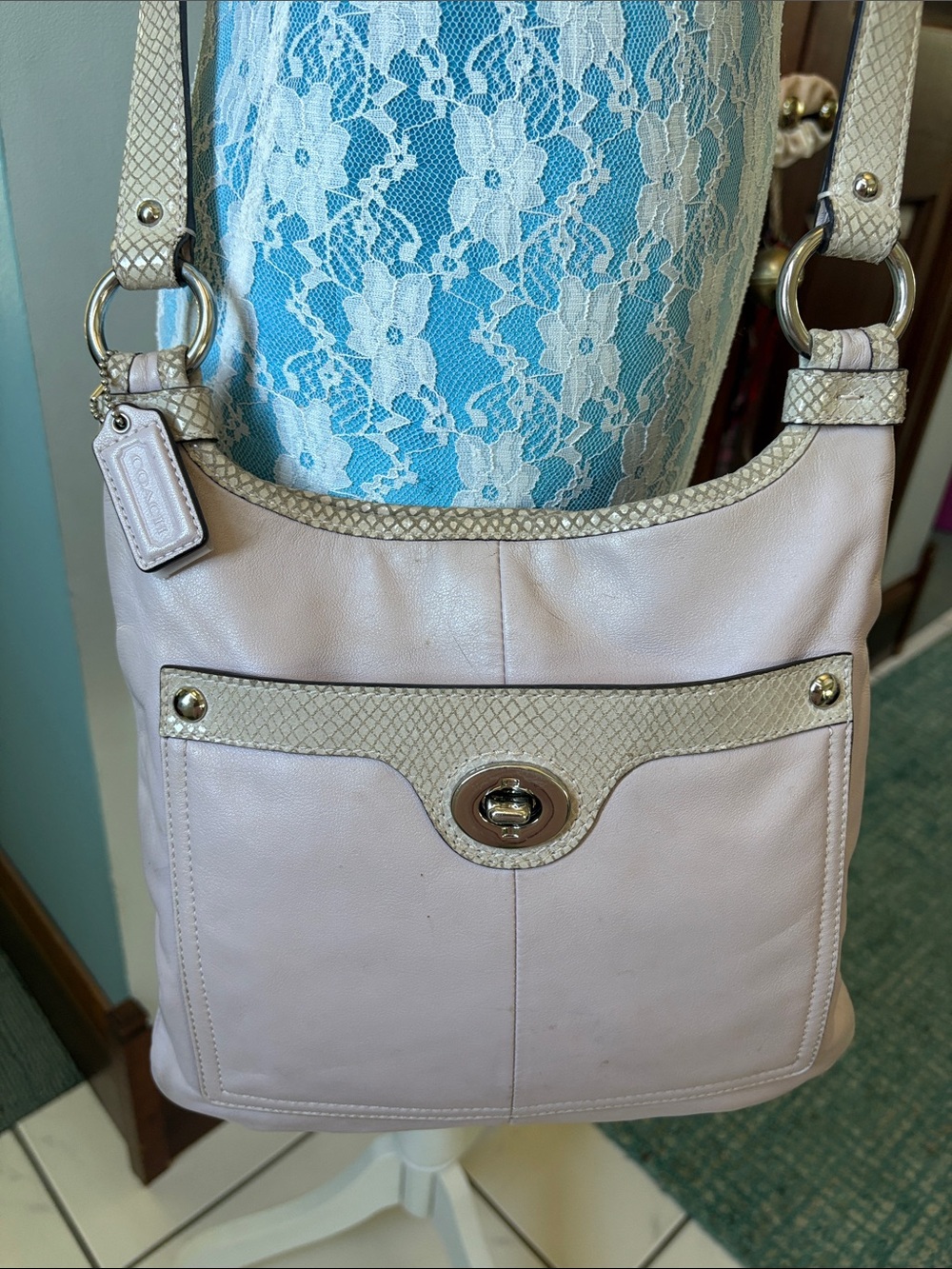 Coach F16533 Penelope Crossbody /shoulder bag lavender/tan snake skin trim EUC